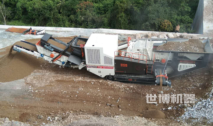 世博行走式履带破碎机客户现场