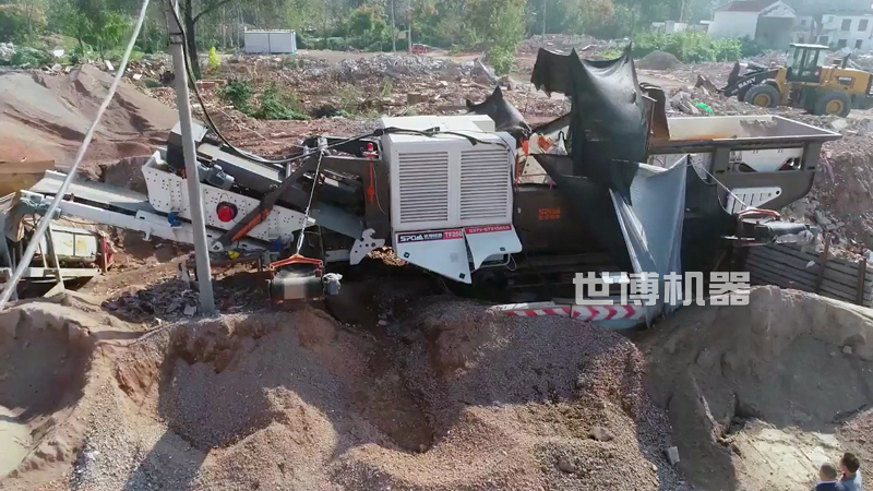 履带式破碎站工作现场 履带式破碎站工作现场