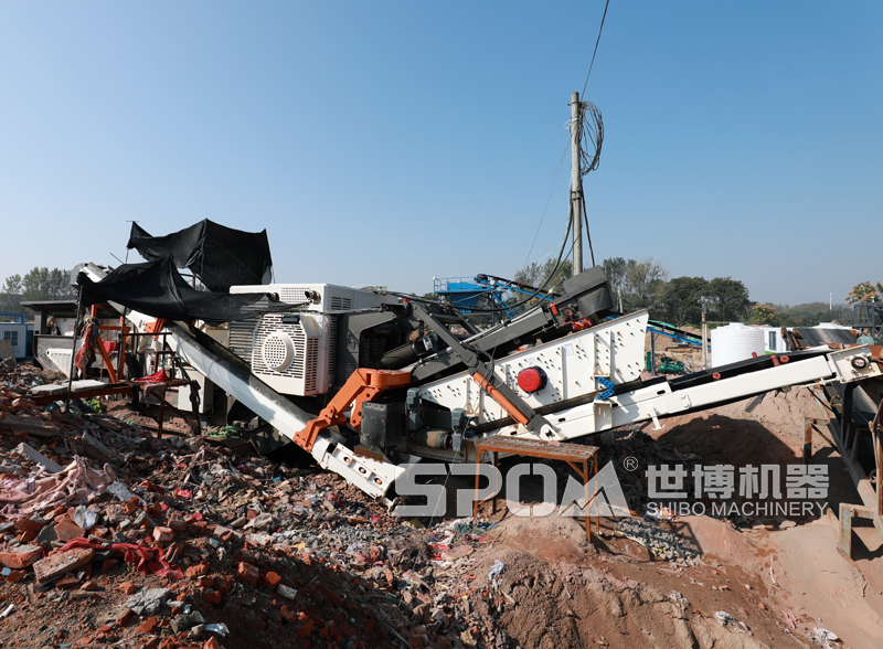 履带式建筑垃圾破碎站工作现场